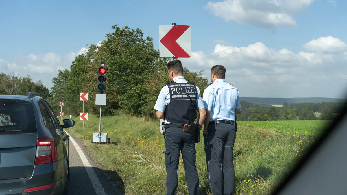 Verkehrskontrolle am Straßenrand